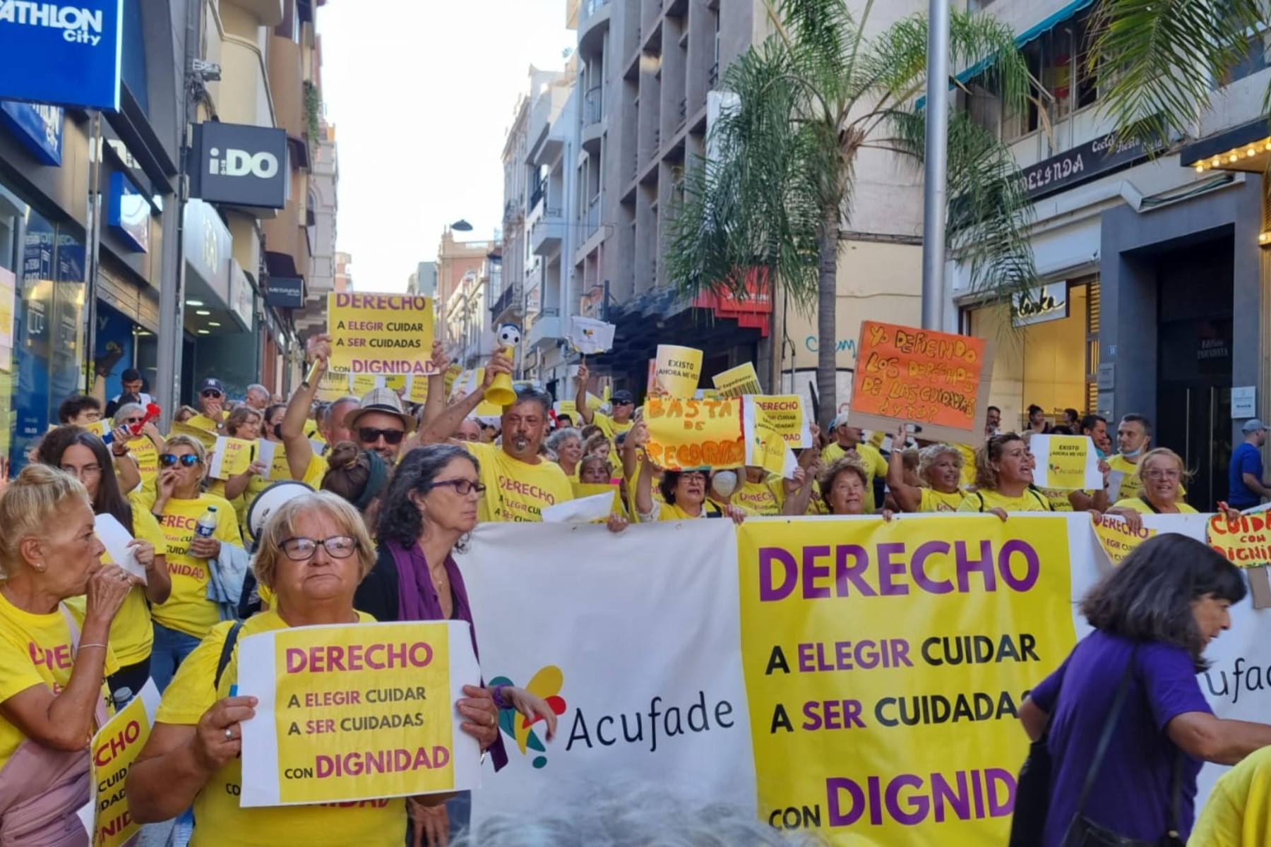 Personas cuidadoras reivindicando el derecho a cuidar y ser cuidadas